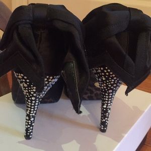 EUC Betsey Johnson peep toe shoe